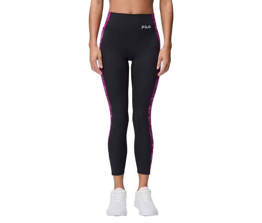 Eine Frau trägt schwarze Fila Leggings mit lila Streifen und weiße Turnschuhe.
