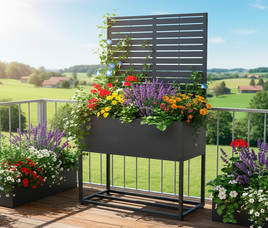 Blumenkasten mit bunten Blumen auf einem Balkon mit Blick auf eine grüne Landschaft.