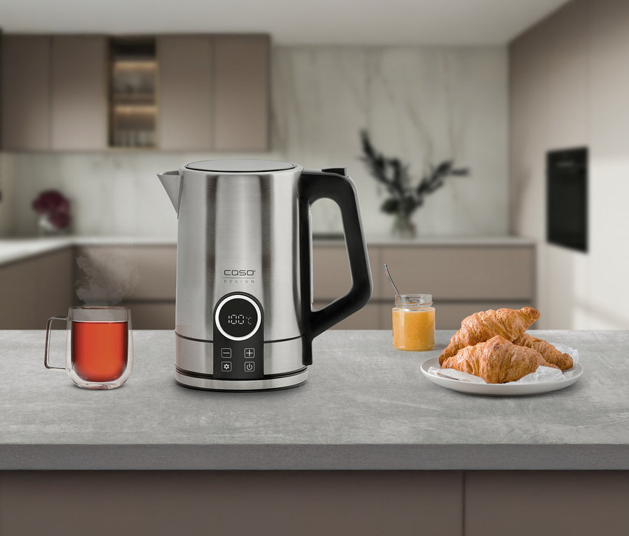 Ein Wasserkocher Selection WK 2200 steht neben einer Tasse Tee und Croissants auf einer Küchentheke.