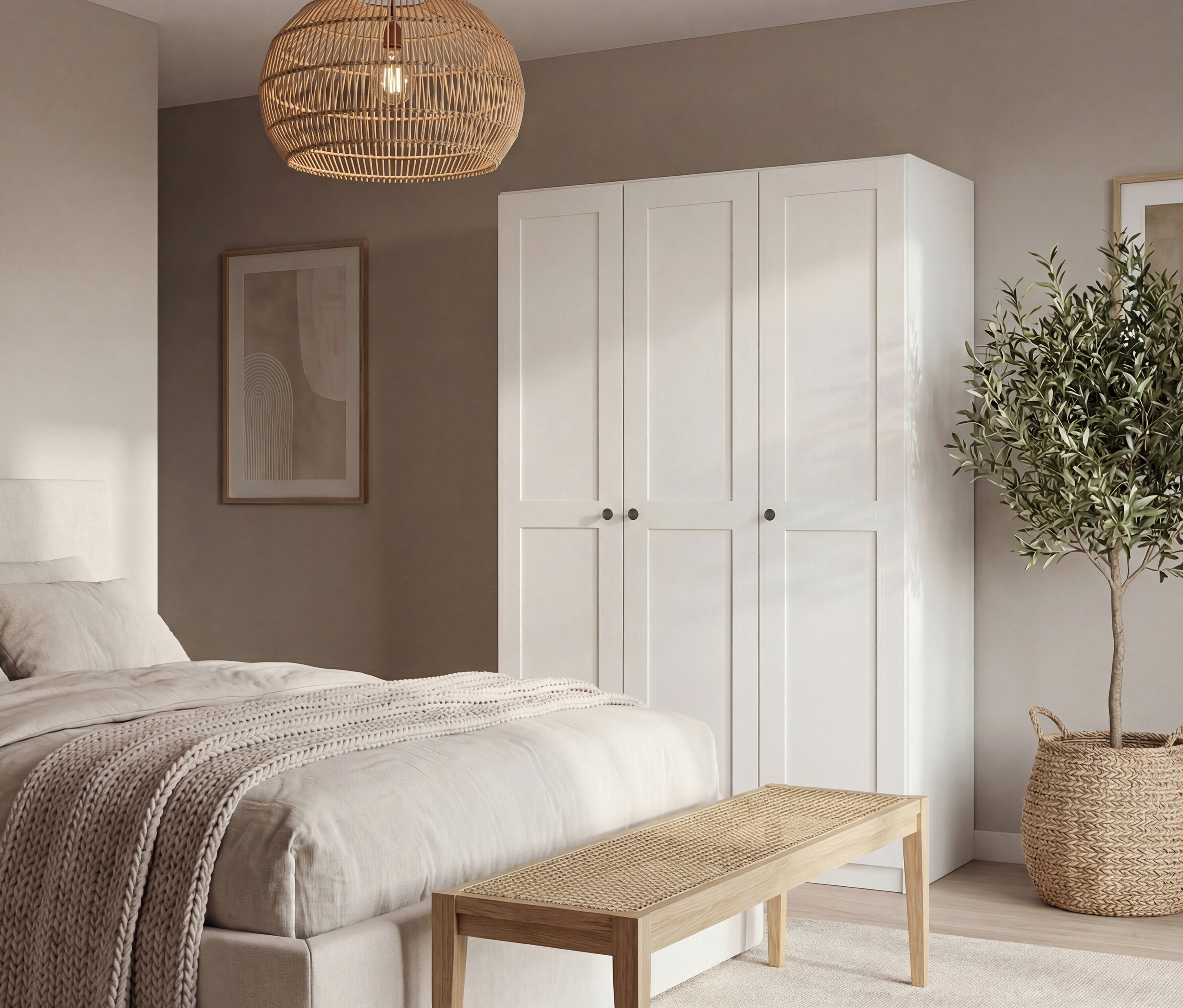 Schlafzimmer mit Bett, weißem Schrank, Bank und Zimmerpflanze. Über dem Bett hängt eine geflochtene Lampe.