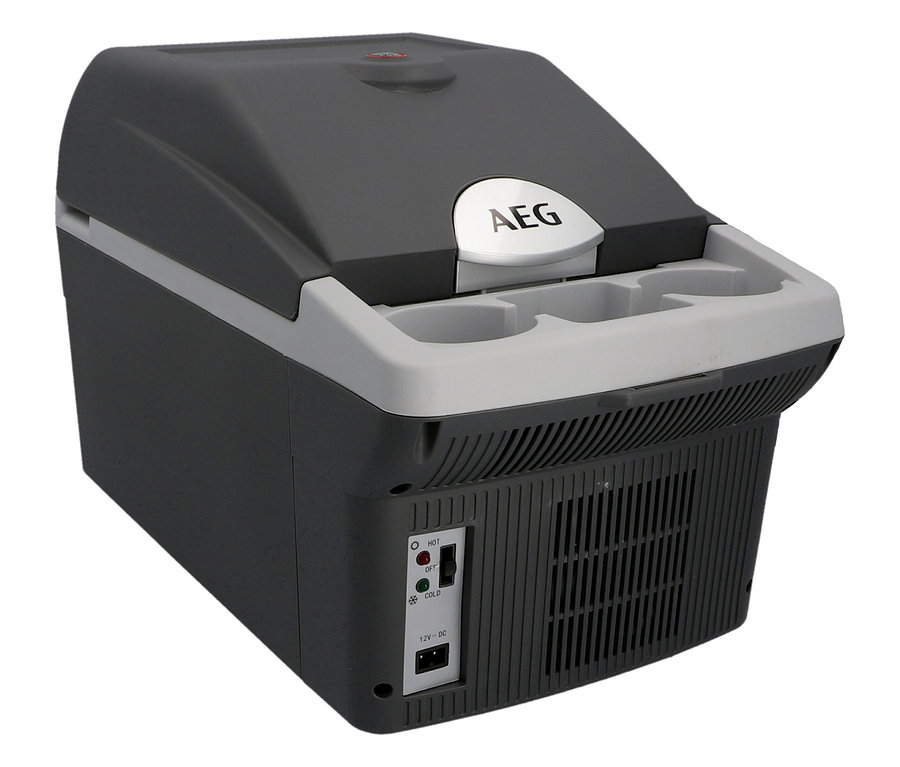 Eine dunkelgraue und hellgraue AEG Bordbar BK16 Kühlbox mit drei Becherhaltern oben und einem Bedienfeld an der Seite mit den Einstellungen 'HOT', 'OFF', 'COLD' und einem 12V-DC-Eingang.