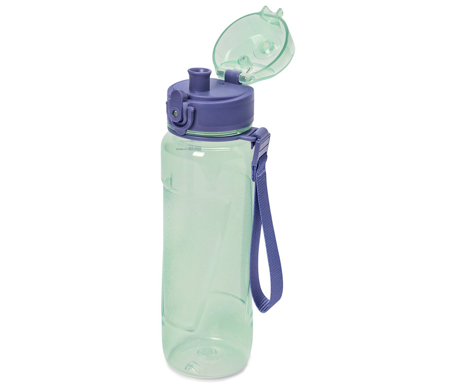 Eine durchsichtige, hellgrüne Wasserflasche mit lila Deckel steht auf einem weißen Hintergrund.
