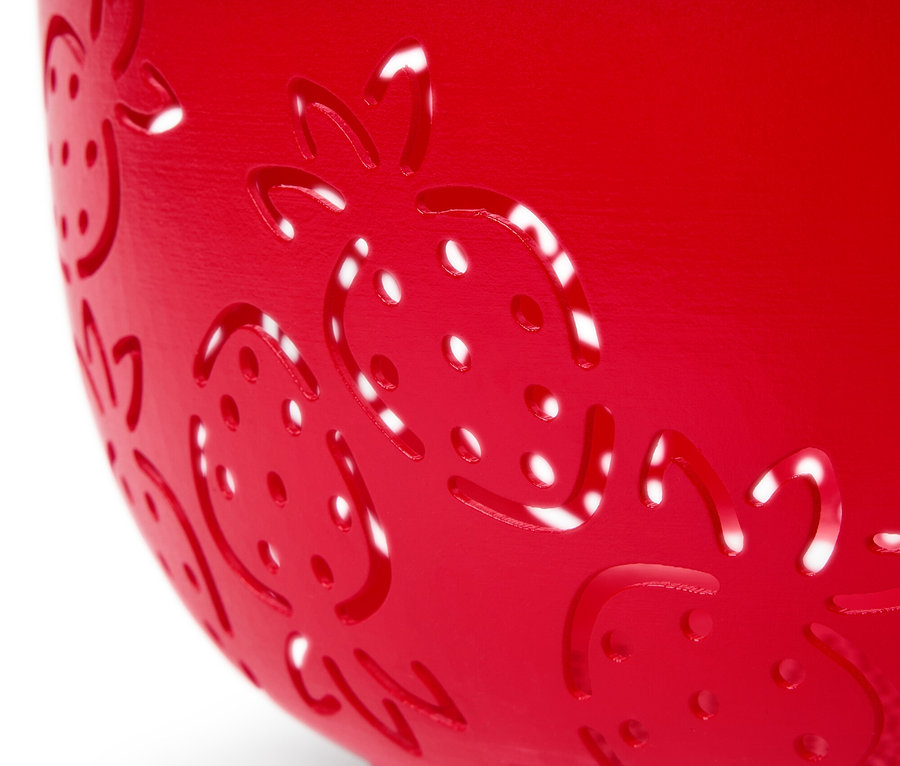 Nahaufnahme eines roten Küchenseiher mit Erdbeermuster.