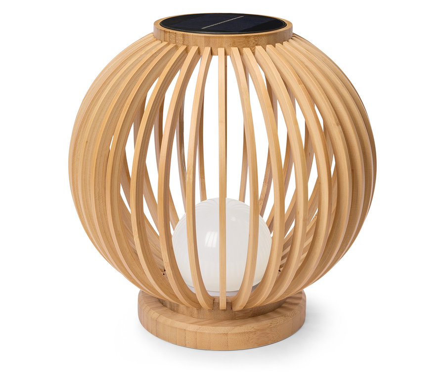 Eine kugelförmige Solarleuchte aus Bambus steht auf einem weißen Hintergrund.