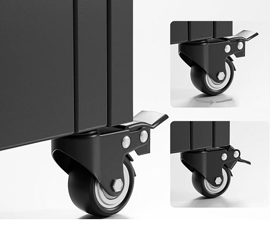 Nahaufnahme von schwarzen Rollen mit Bremsen an einem Möbelstück.