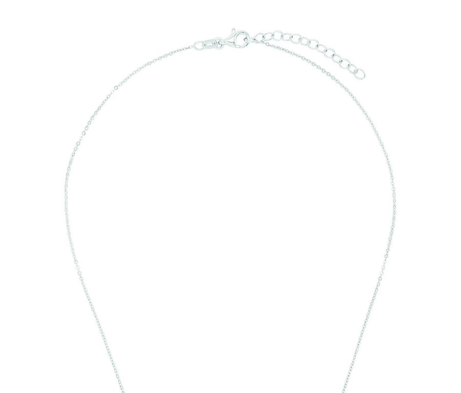 Nahaufnahme einer silbernen Halskette mit einem Herz-Motiv.