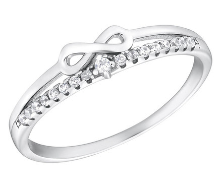 Nahaufnahme des Amor Rings mit Herz-Symbol.