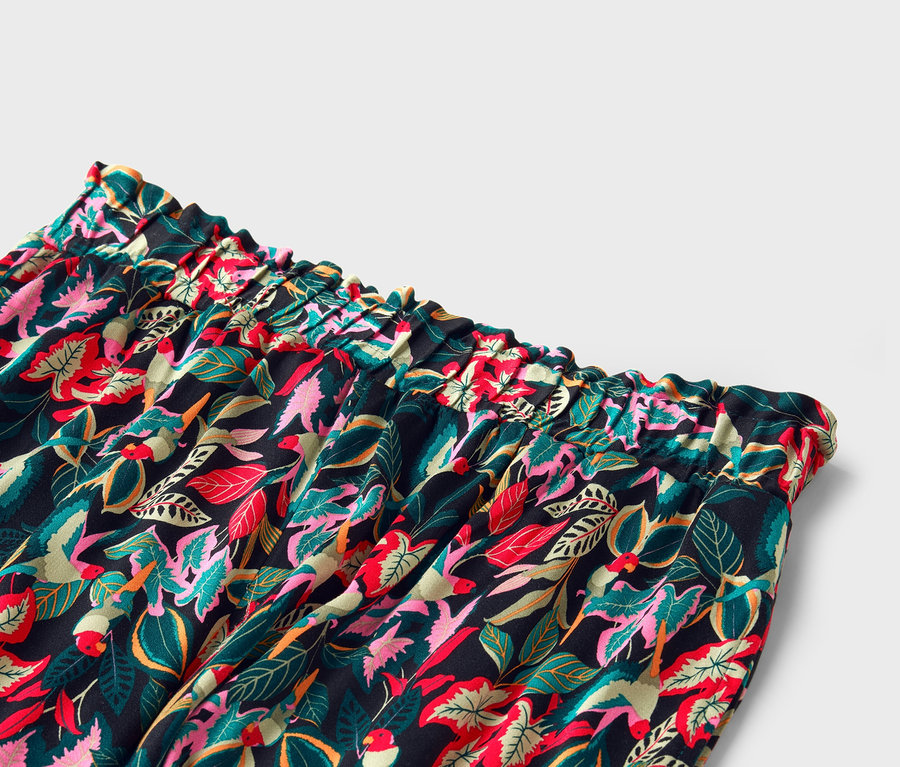 Detailaufnahme von Hosen mit Blumendruck und elastischem Bund.