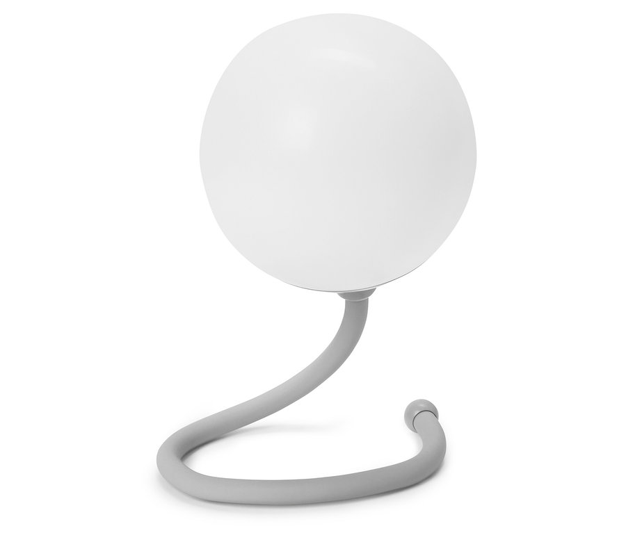 Nahaufnahme einer grauen Lampe mit kugelförmigem, weißen Lampenschirm.