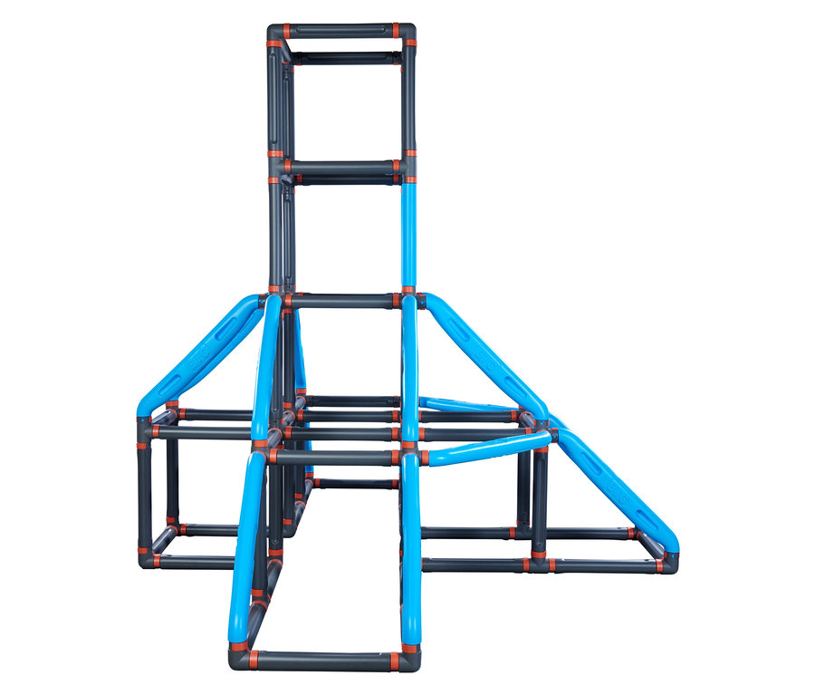 BIG Klettergerüst Kraxxl »The Giant« mit grauen und blauen Rohren sowie orangefarbenen Verbindungsstücken.