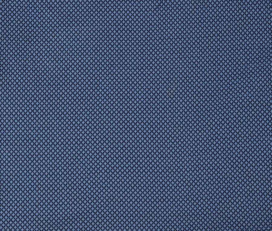 Detailaufnahme eines blauen Stretch-Dirndls mit feinem Muster.