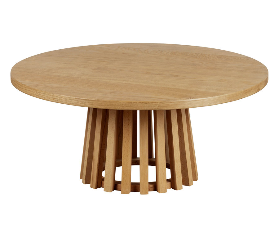 Ein runder Couchtisch aus hellem Holz mit einem ungewöhnlichen, lattenartigen Sockel steht auf einem weißen Untergrund.