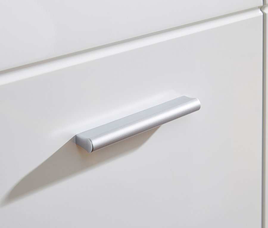 Nahaufnahme einer weißen Schublade mit einem silbernen Griff.