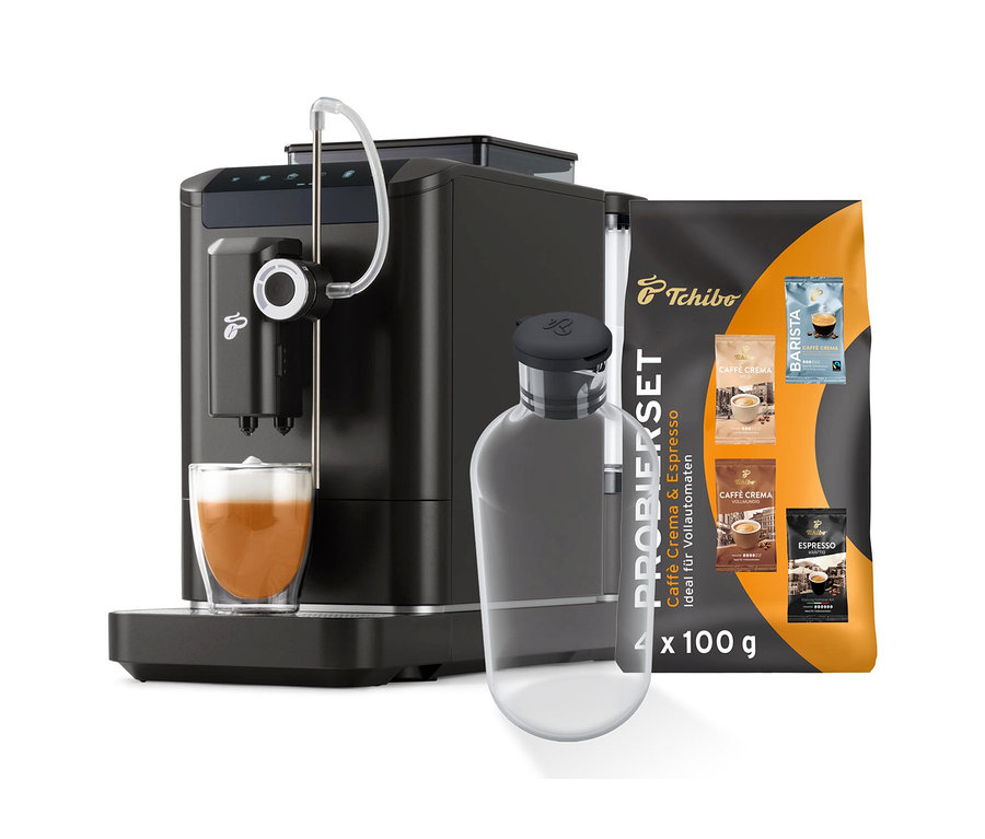 Ein schwarzer Kaffeevollautomat bereitet ein Getränk in einem Glas zu, daneben stehen eine Flasche und eine Kaffeepackung. Zu sehen ist das Esperto2 Milk Starter-Set.