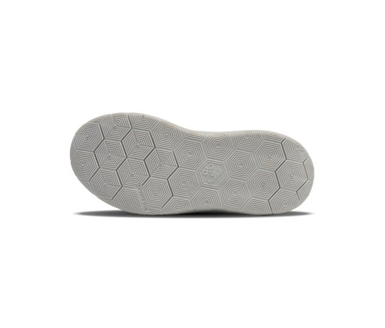 Unterseite einer hellgrauen Schuhsohle mit sechseckigem Muster, Hummel-Logo und der Aufschrift 'NON-MARKING'.