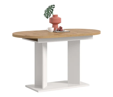 Ovale xonox Esstisch »Victor« mit heller Holzplatte und weißem Sockel. Darauf stehen eine pinke Vase mit Monstera-Blatt, eine Tasse und pinke Macarons.