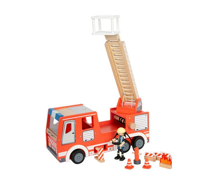 Ein hölzernes small foot Feuerwehrauto mit ausziehbarer Leiter und einer Spielfigur steht auf einem weißen Hintergrund.
