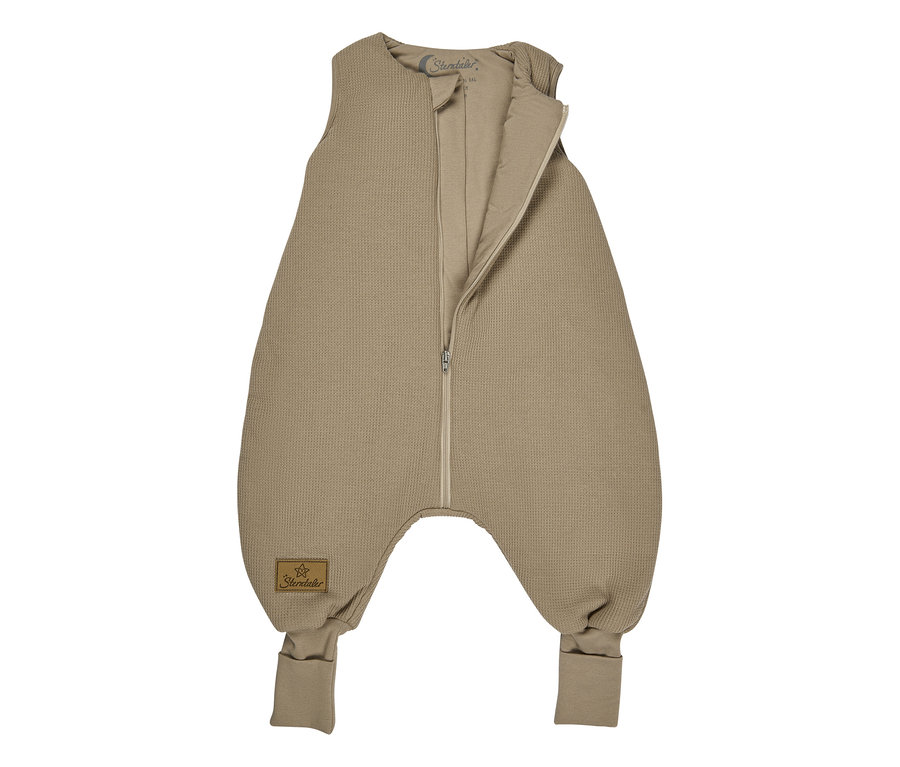 Beiger Waffelstrick-Babyschlafsack mit durchgehendem, teilweise geöffnetem Reißverschluss, ärmellosem Design und integrierten Fußbündchen.