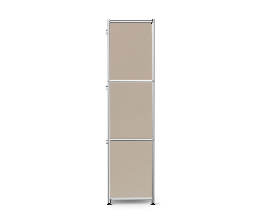 Hoher, schmaler Schrank mit Chromrahmen und drei beigen Paneelen übereinander.