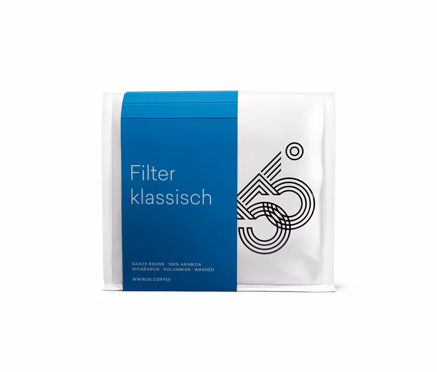 Eine Packung Filter Klassisch Kaffee mit blauem Etikett und weißer Verpackung mit schwarzem Logo.