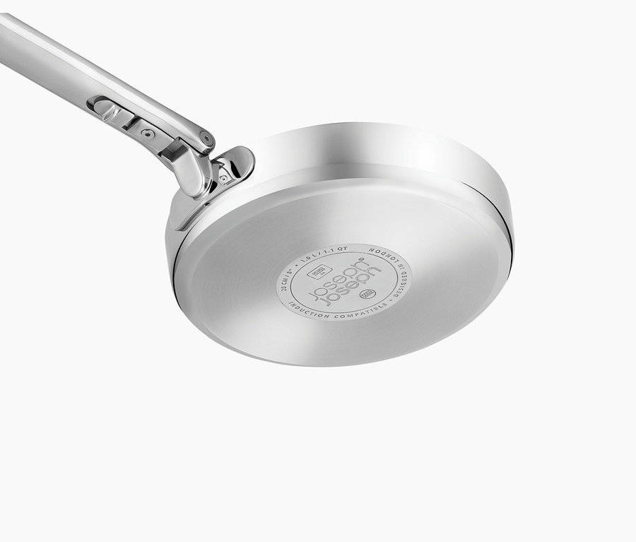 Unterseite eines Edelstahl-Kochtopfs mit silbernem Griff, mit Joseph Joseph Logo und Text 'Induction Compatible', '1.0 L / 1.1 QT' und '20 CM / 8"'.