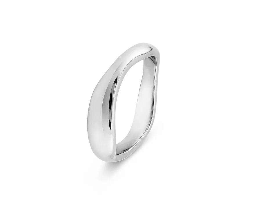 Nahaufnahme eines silberfarbenen Rings mit unregelmäßiger Form auf weißem Hintergrund.