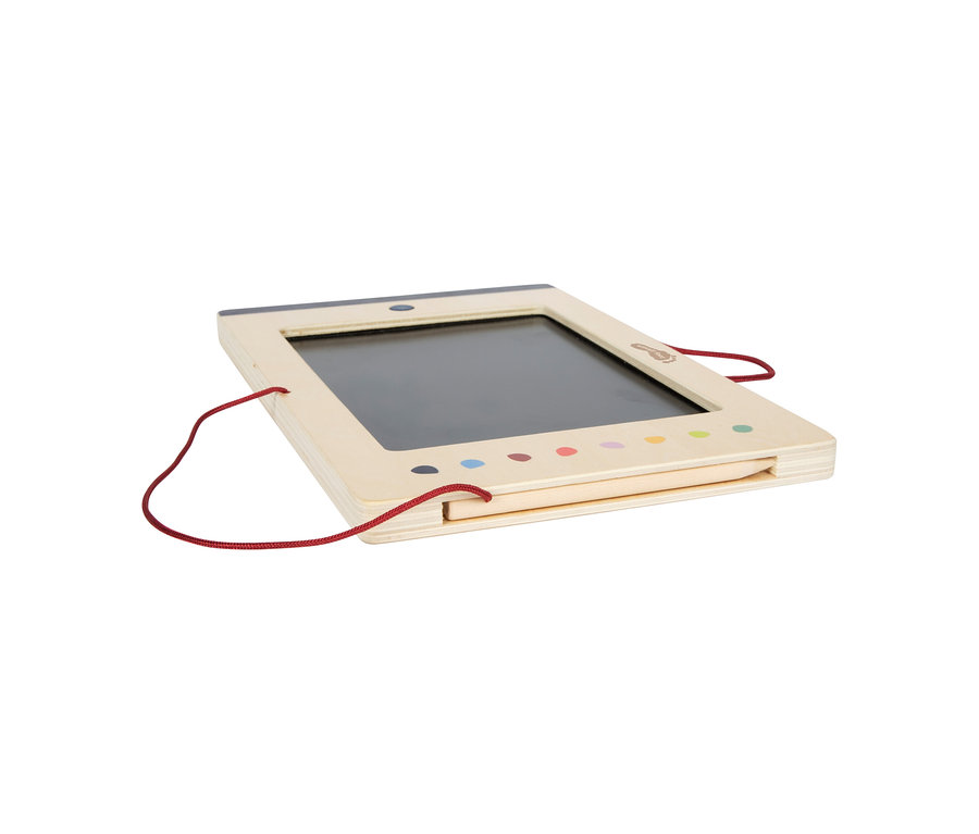 Nahaufnahme einer Small Foot LCD Schreibtafel »Educate« mit roter Kordel und bunten Punkten auf hellem Holz.