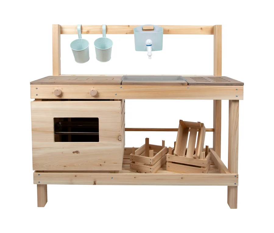 Die small foot Matschküche und der Kaufladen aus Holz mit Spüle, Wasserhahn, Haken, Ofen und Holzkisten.