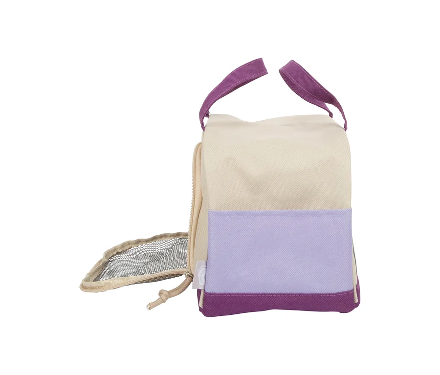small foot Tasche in Beige mit lila Griffen, helllila Fronttasche und offener Netz-Seitentasche.