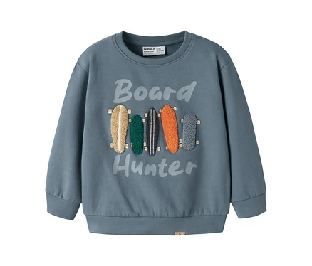 Blaues Sweatshirt mit "Board Hunter" Aufschrift und vier strukturierten Skateboard-Designs in Beige, Grün, Orange und Grau.