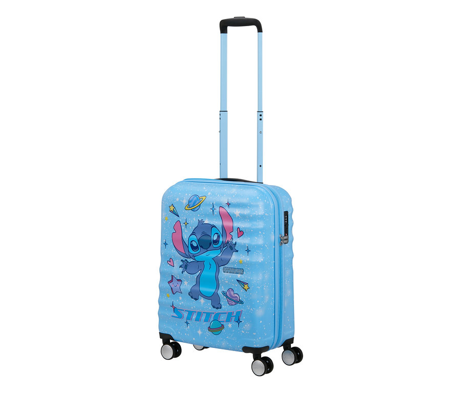 Hellblauer Hartschalenkoffer mit einem Aufdruck von Disneys Stitch, umgeben von Sternen und Planeten, mit ausgezogenem Teleskopgriff und vier Rollen.