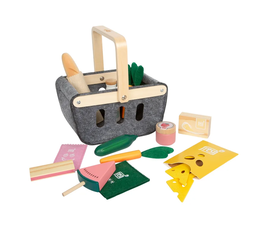 small foot Einkaufskorb „fresh“ aus grauem Filz mit Holzgriff, gefüllt mit Spielzeug-Baguette, Milch und Gemüse. Daneben liegen Spielzeug-Gurke, Karotte, Wassermelone, Marmelade, Käse und Tücher.