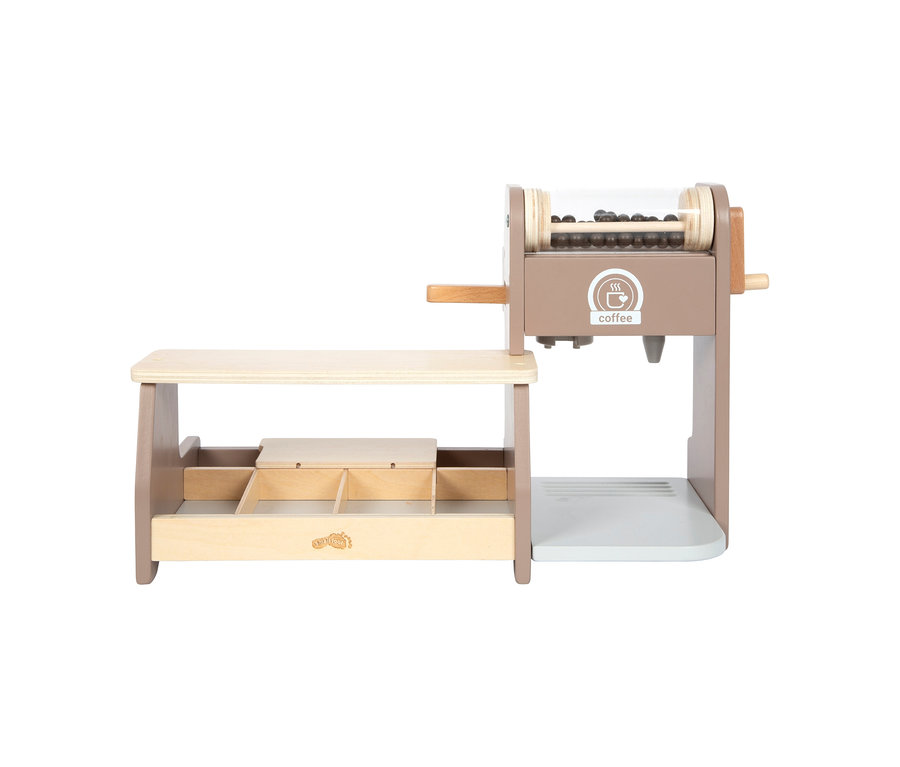 Hölzernes small foot Barista-Set: hellbraune Spielzeug-Kaffeemaschine mit Bohnenzylinder und Kurbel, daneben ein Tresen mit Ablagefächern.