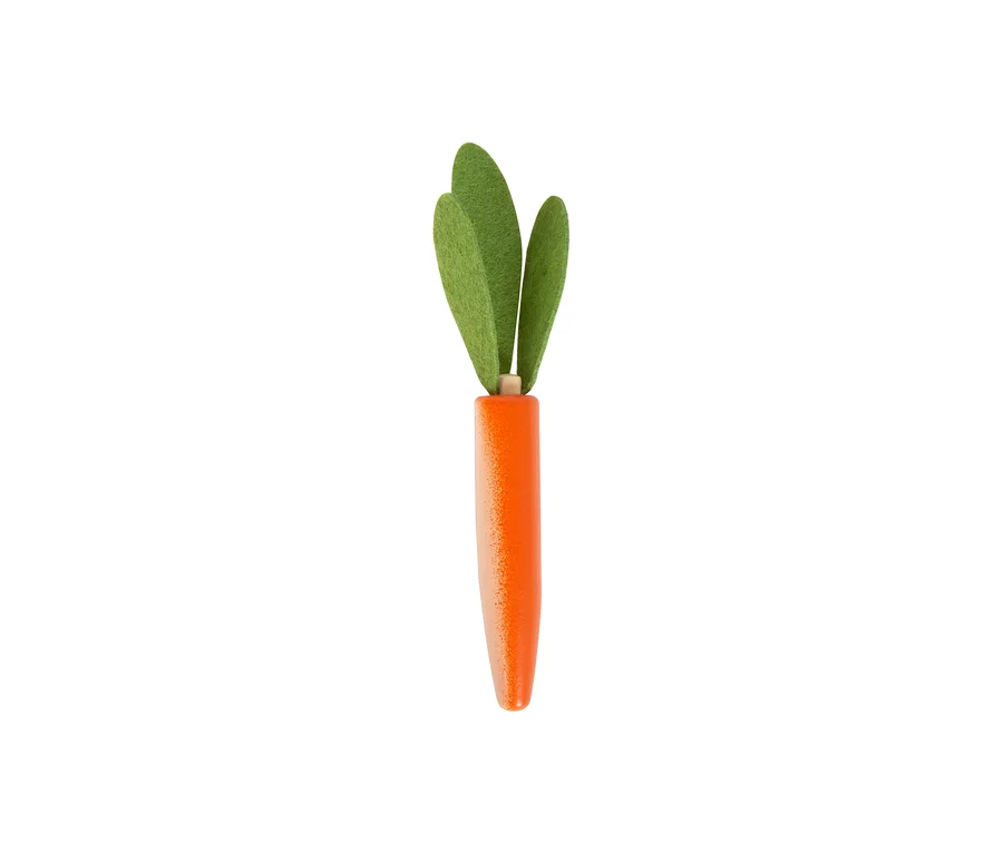 Eine orangefarbene Spielzeug-Karotte mit drei grünen Filzblättern.