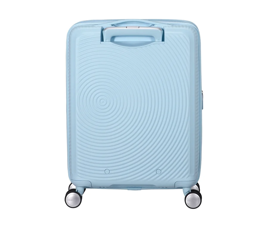 Kleiner, pastellblauer American Tourister Soundbox Spinner Hartschalenkoffer mit Spiralmuster und eingefahrenem Griff.