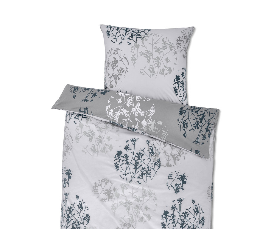 Weiße Renforcé-Bettwäsche mit Blumenmuster.