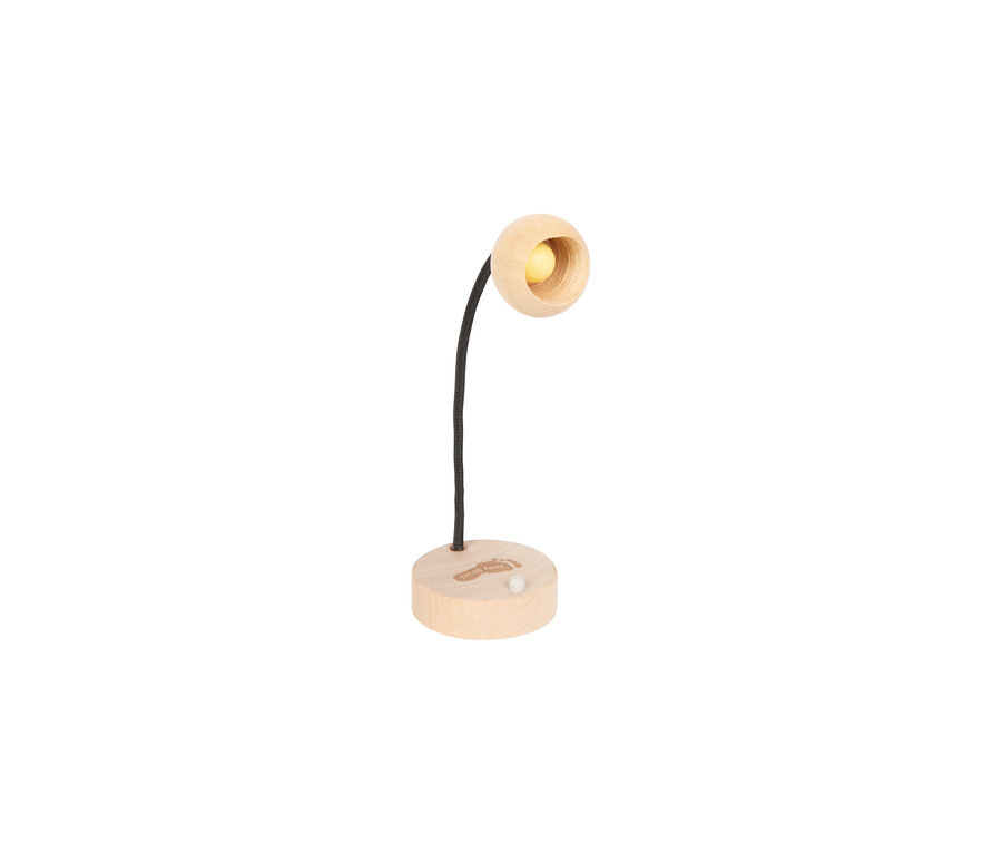 Eine kleine Holz-Tischlampe aus dem small foot Puppenhausmöbel-Set mit flexiblem schwarzem Stiel und einer Glühbirne in einem runden Holzschirm.