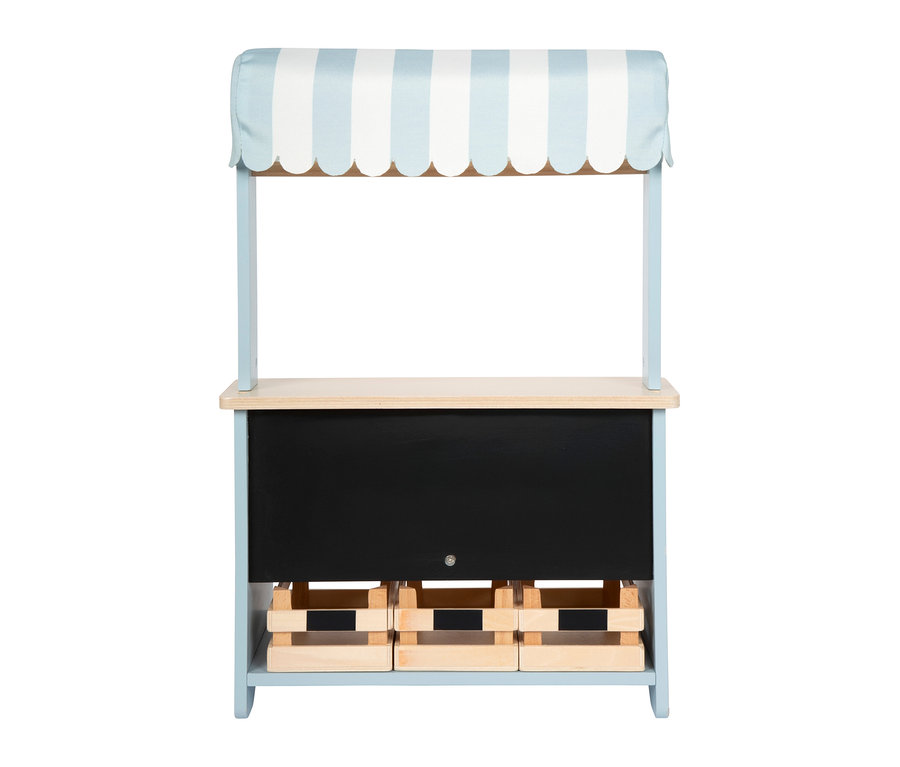 Ein small foot kompakter Kaufladen mit hellblau-weiß gestreiftem Vordach, Holztresen, schwarzer Kreidetafel und drei Holzkisten.