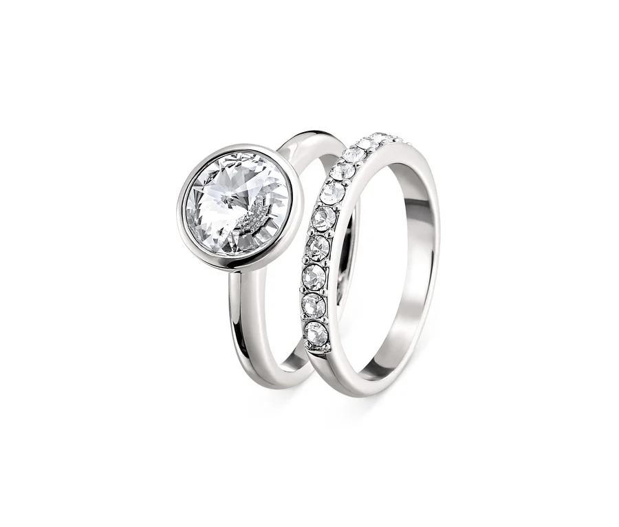 Zwei Ringe veredelt mit Kristallen von Swarovski® liegen nebeneinander.