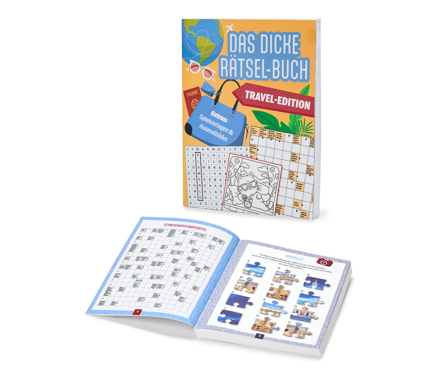 Ein dickes Rätselbuch in der Travel-Edition liegt neben einem aufgeschlagenen Rätselbuch.