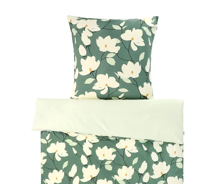 Jersey-Bettwäsche-Set mit dunkelgrünem Hintergrund und weißem Magnolienmuster, hellgrünen Blättern und gelben Blütenmitten.