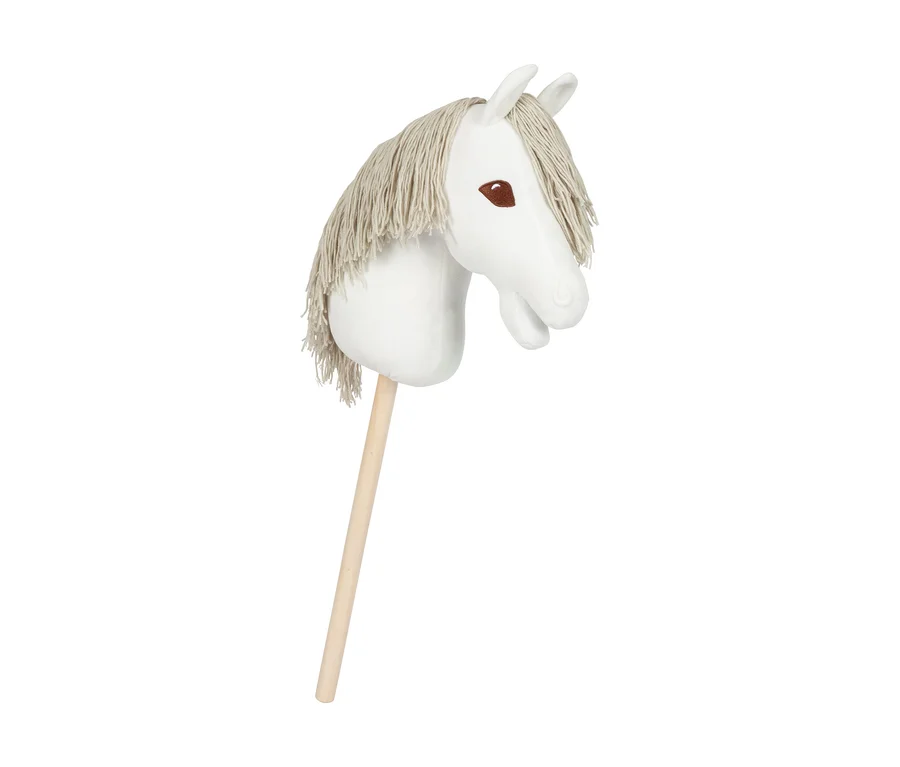 Weißes small foot #Bibi & Tina# Hobby Horse, Sabrina, mit hellbrauner Mähne und braunen Augen auf einem Holzstab.