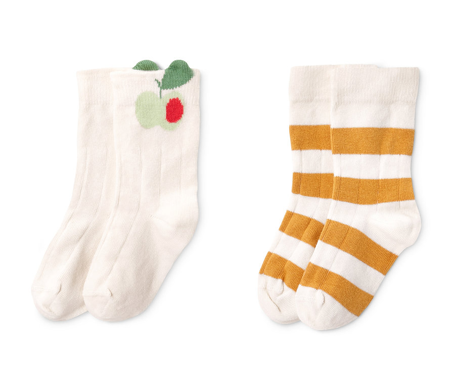 Zwei Paar Baby-Kniestrümpfe: ein Paar cremefarben mit Apfel-Motiv, ein Paar cremefarben mit braunen Streifen.