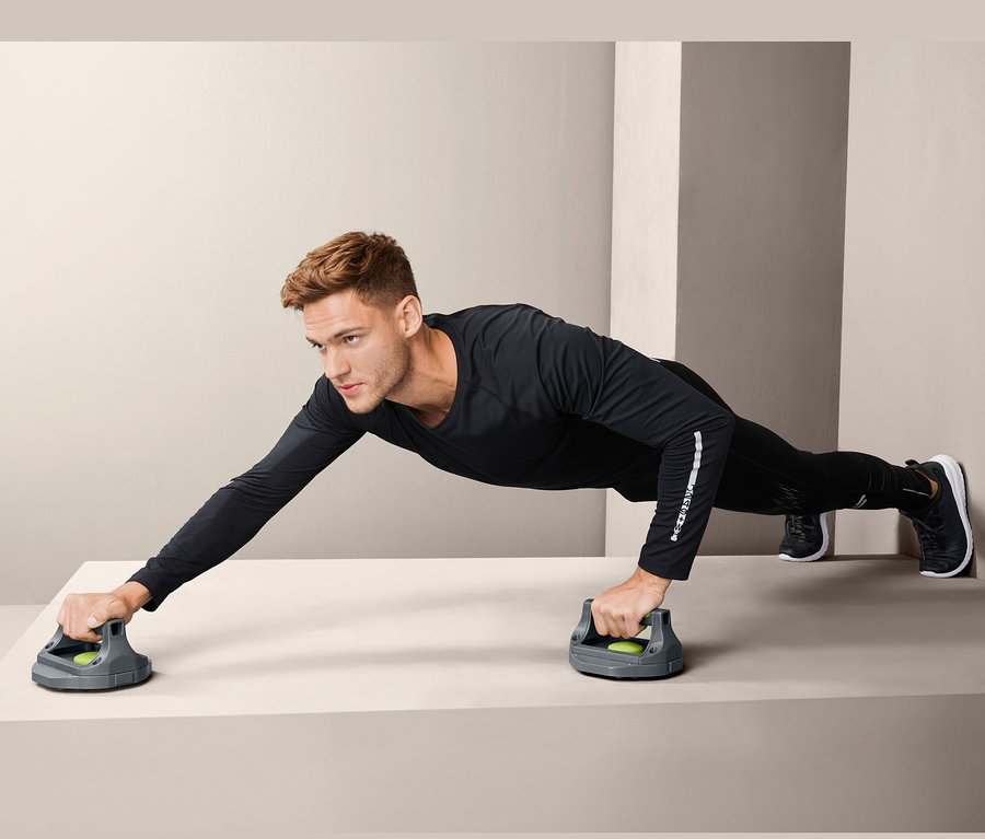 Mann macht Liegestütze mit 3-in-1-Liegestützgriffen.