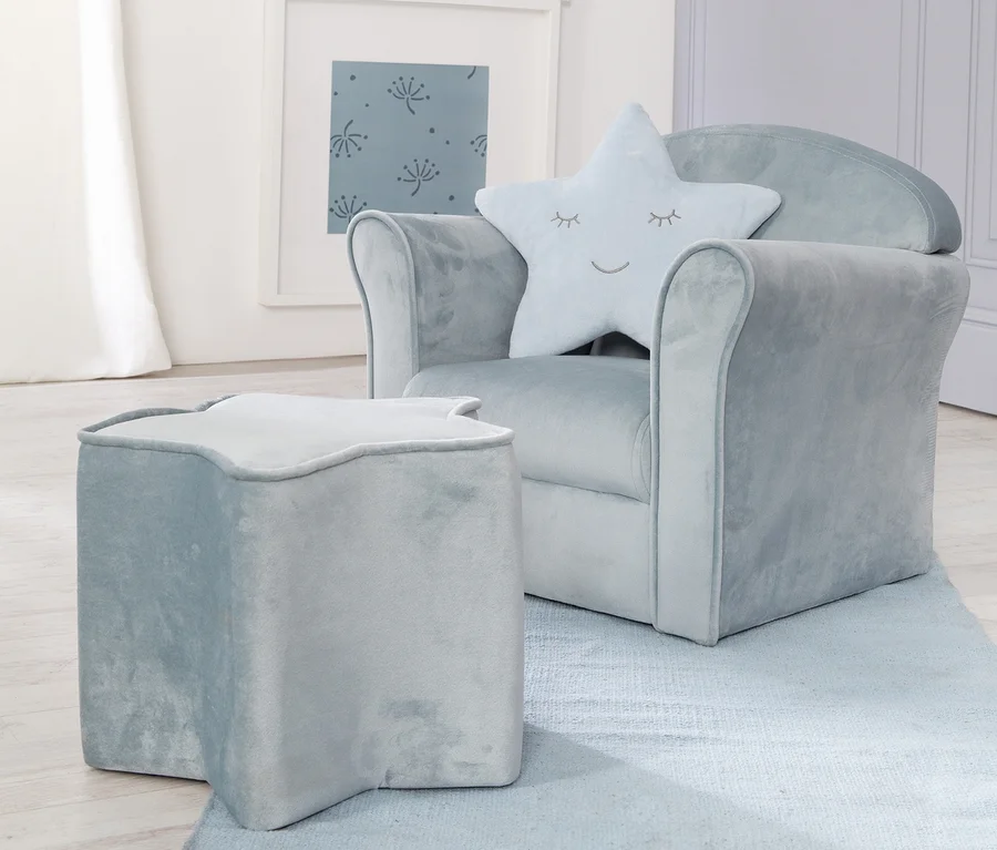 Hellblauer roba Kindersessel Lil Sofa mit sternförmigem Hocker und sternförmigem Kissen.