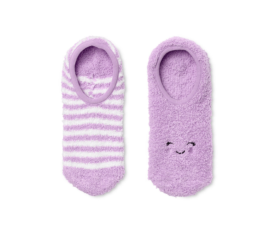 Zwei Paar Hausschuhsocken: ein Paar lila-weiß gestreift, ein Paar lila mit Gesicht.