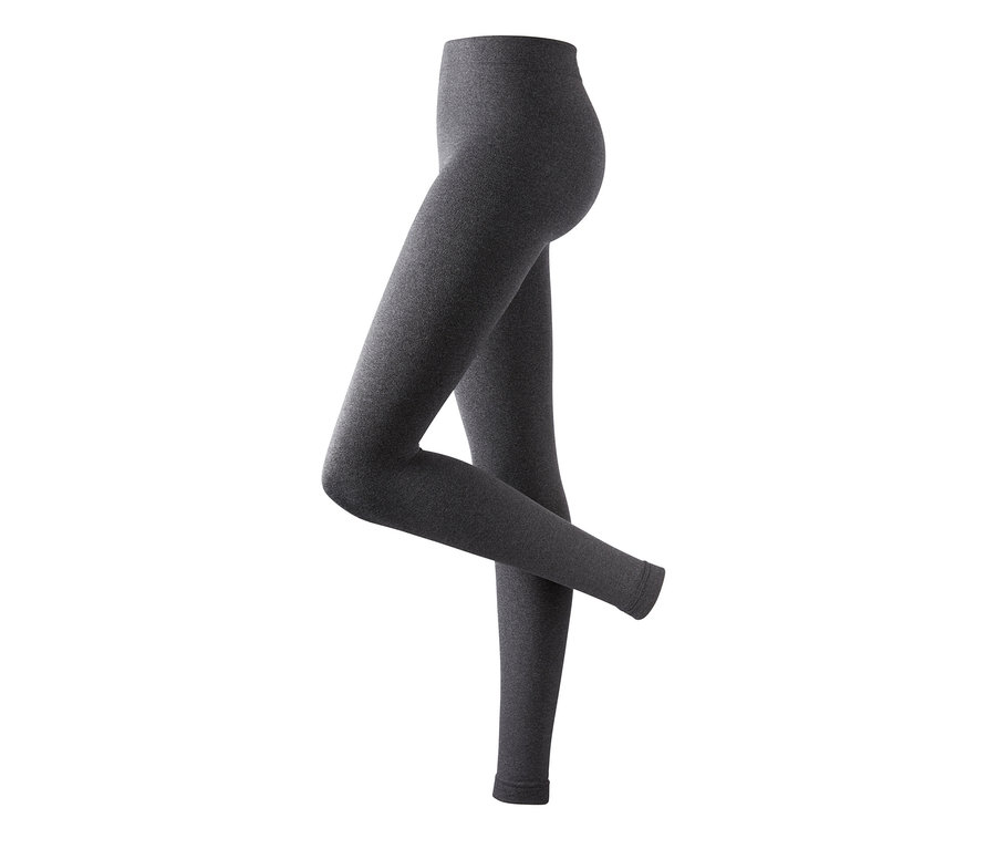 Graue Leggings mit einem Bein auf weißem Hintergrund angehoben.