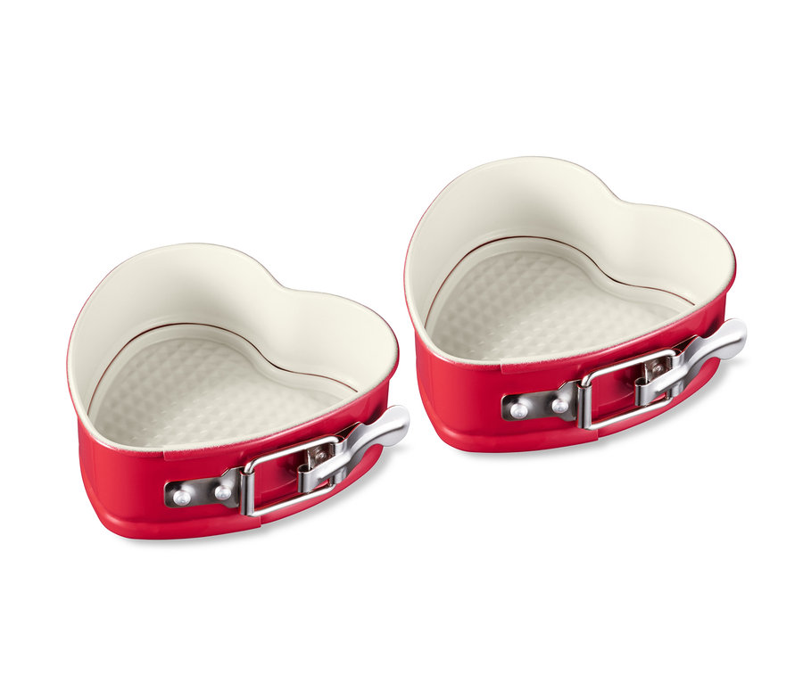 Zwei rote Herz-Springförmchen.