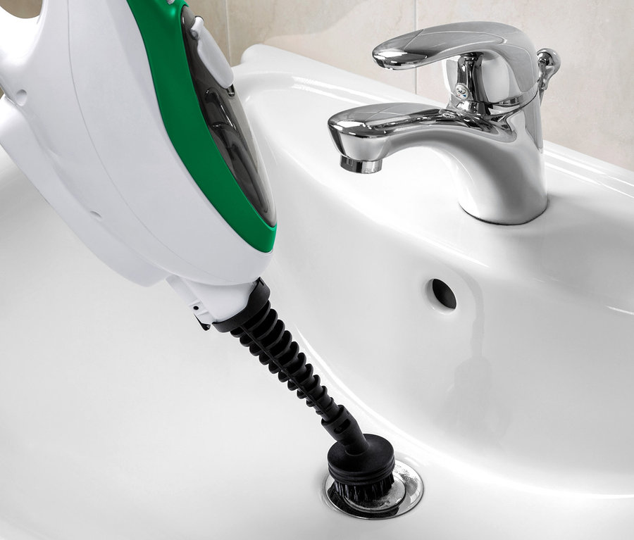 Multifunktionaler Dampfbesen reinigt Waschbecken.