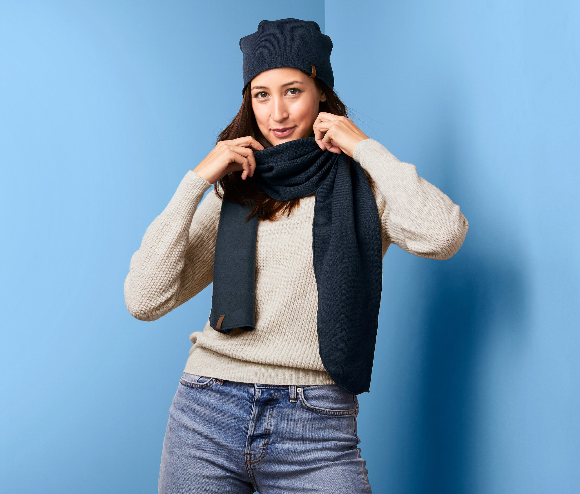 Frau richtet ihren Strickfleeceschal.